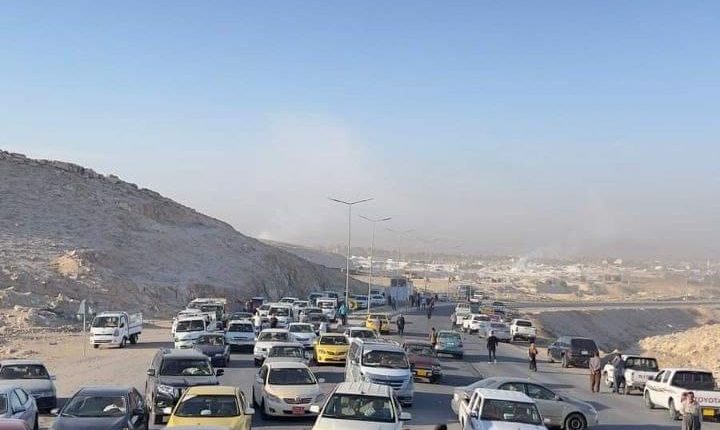 Mexmur'da çiftçiler Irak Hükümetinin engellerine eylem yaptı, ana yolu trafiğe kapattı