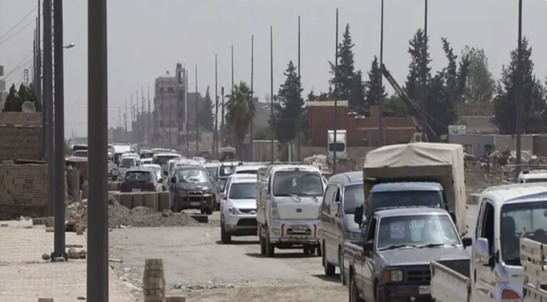 Rojava: Şehirlerde yakıt krizi varken, petrol ve mazot rejime ve silahlı guruplara satılıyor