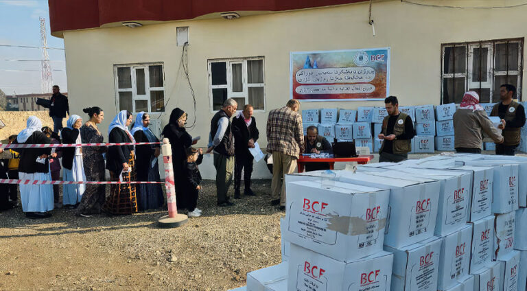 Barzani Yardım Vakfı (BCF), Şengal'deki yoksul ailelere 500 gıda kolisini dağıtırken, 270'den fazla yetim çocuğa da bayram harçlığı verdi. Barzani Yardım Vakfı Şengal Ofisi Sorumlusu Şero Simo, K24’e yaptığı açıklamada, vakfın, Ezidilerin oruç bayramı vesilesiyle Şengal'deki dar gelirli ailelere 500 gıda kolisini dağıttığını bildirdi. Simo, vakfın bayramlık olarak ise 270'den fazla yetim çocuğa bayram harçlığı verdiğini söyledi. Çarşema sor ve oruç bayramı Ezidilere özel bayramlardır. Ezidiler, dünyanın her yerinde bu bayramları kutlamakta.