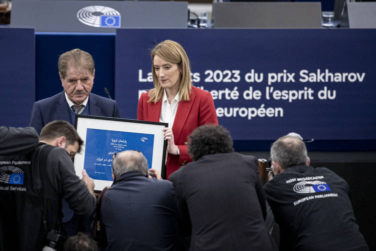 İran, Jina Emini'ye verilen Sakharov Öldülü'ne el koydu