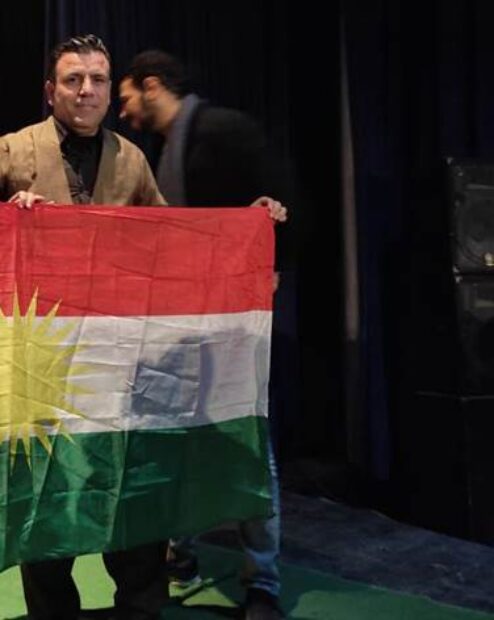 Kürt Tiyatro gurubu katıldıkları festivalde Kürt bayrağı altında yarışmak istedi