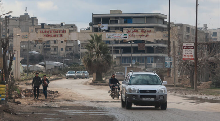 Efrin: Çeteler Kürtlerin evlerine el koyarak satıyor