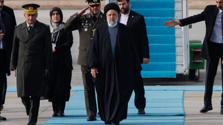 İran Cumhurbaşkanı Reisi Türkiye’ye gitti, Gençlik ve Spor Bakanı karşıladı