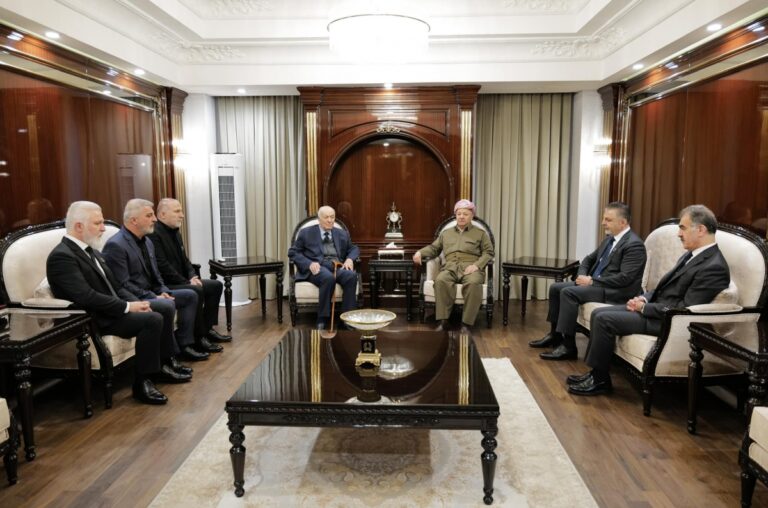 Başkan Barzani İran’ın balistik füzelerle katlettiği Peşrew Dizeyi’nin ailesi ile görüştü