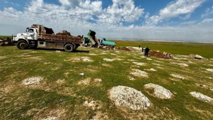 PYD Asayişi muhaliflerin Newroz kutlama alanına hafriyat yığdı Kürt hukukçu isyan etti: Kürt olan her şeye nefretinizin nedeni ne? Tirbesipi, Rojava PDKS