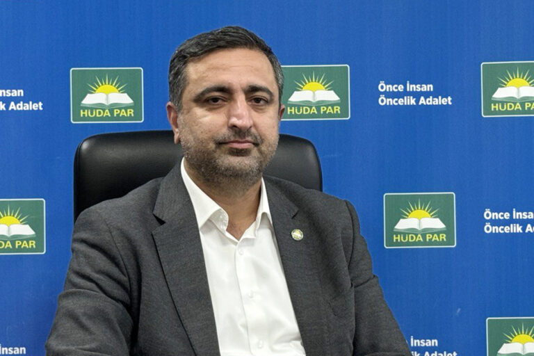 Van Büyükşehir Belediye Başkanı seçilen Abdullah Zeydan'ın memnun haklarının iadesi kararının geri alınmasının ardından seçimi ikinci sırada bitiren AK Parti adayı mazbatayı almak için İl Seçim Kurulu’na başvurdu. İl Seçim Kurulu mazbatayı seçimi kaybeden AK Parti Van adayı Abdulahat Arvas'a verdi. AK Parti Van adayı Abdulahat Arvas yüzde 27,15 oranında oy almıştı. DEM Parti adayı Abdullah Zeydan ise yüzde 55,48 oranında oy almıştı. DEM Parti ayrıca Van'ın 14 ilçesinin tamamını kazanmıştı. HÜDA-PAR Batman Milletvekili Serkan Ramanlı, “Van Büyükşehir Belediyesi seçimi yapıldıktan sonra kazanan adaya mazbatanın verilmemesi, halk iradesinin gasp edilmesidir. Aday olma niteliği yok idiyse YSK neden adaylığını kesinleştirdi? Ali Cengiz oyunlarıyla koltuk kapmak, siyasetin düşebileceği en dip çukurdur” açıklamasıyla tepki gösterdi.