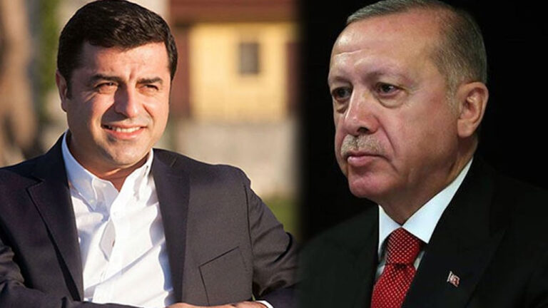 Selahattin Demirtaş Van'da Abdullah Zeydan kararına ilişkin Erdoğan'a seslenerek, "Seçim gecesi halkın iradesine saygı duyacağınızı ve mesajı aldığınızı belirtmiştiniz. Van'da yaşananlar sizin bu mesajlarınızla uyumlu değil maalesef. Halkın iradesine saygı duymak bu şekilde olmaz. Bu gidişata daha en başından dur demenizi bekliyoruz" dedi. Barış ve diyalog çağrısı yapan Demirtaş, "Tüm sorunların diyalog ve karşılıklı güven çerçevesinde çözümüne dönük iradeyi boşa çıkaran bu hukuksuz girişime, ülkenin Cumhurbaşkanı olarak dur demenizi bekliyoruz" açıklaması yaptı. Edirne Cezaevi'nde tutuklu olan Eski HDP Eş Genel Başkanı Selahattin Demirtaş, Van Büyükşehir Belediyesi'nde Abdullah Zeydan’ın yüzde 55 oy almasına rağmen belediye mazbatasının AK Parti'li Abdulahat Arvas'a verilmesine ilişkin, cezaevinden mesaj gönderdi. Demirtaş , Edirne Cezaevi'nde bir dönem birlikte kaldığı Abdullah Zeydan hakkındaki karara ilişkin Türkiye Cumhurbaşkanı Recep Tayyip Erdoğan'a çağrıda bulundu. Demirtaş'ın mesajı şu şekilde: "Saygıdeğer halkımız, değerli kardeşlerim, Hepinizi hasretle kucaklıyor, yürek dolusu selam, sevgilerimi gönderiyorum. Van başta olmak üzere, irademize en güçlü şekilde sahip çıkarak seçimlerde gösterdiğiniz başarı nedeniyle sizleri canı gönülden kutluyorum. Bizleri onurlandırdığınız, gururlandırdığınız için binlerce kez teşekkür ediyorum. Bu başarıda emeği olan tüm halkımıza, parti emekçilerimize ve Eş Başkanlarımız Abdullah Zeydan ve Neslihan Şedal'a şükranlarımı sunuyor, başarılar diliyorum. Halkımız bu tutumuyla hücrelerimizi aydınlatmış, özgürlükteki ısrarıyla yakın geleceğin siyasi yol haritasını da çizmiştir. Ancak belli ki halkın kararlı iradesine halen saygı duymayanlar, geçen on yıldan ders almayanlar da var. Biz tüm hukuksuzluklara rağmen diyaloğun, barışın önünü açmaya çalışırken birileri ısrarla provokasyon peşinde koşmaktadır. Buradan sizler aracılığıyla Sayın Cumhurbaşkanı'na seslenmek istiyorum. Seçim gecesi halkın iradesine saygı duyacağınızı ve mesajı aldığınızı belirtmiştiniz. Van'da yaşananlar sizin bu mesajlarınızla uyumlu değil maalesef. Halkın iradesine saygı duymak bu şekilde olmaz. "Bu gidişata daha en başından dur demenizi bekliyoruz" Bunu halk da Hak da kabul etmez. Bu gidişata daha en başından dur demenizi bekliyoruz. Tüm sorunların diyalog ve karşılıklı güven çerçevesinde çözümüne dönük iradeyi boşa çıkaran bu hukuksuz girişime, ülkenin Cumhurbaşkanı olarak dur demenizi bekliyoruz. Van halkı başta olmak üzere tüm halkımızı, demokrasi yanlısı tüm güçleri, siyasi partileri bu hukuksuzluğa karşı durmaya çağırıyoruz. Zaman gerilim, çatışma zamanı değil, barışı inşa etme zamanıdır. Tüm siyasetçiler ve ülkeyi yönetenler Kürt halkının bu sesini duymalıdır. Halkımız, baskılara karşı sonuna kadar iradesine sahip çıkacaktır.” Van halkımız başta olmak üzere tüm halkımıza dayanışma dileklerimizi, sıcak selam, sevgilerimizi gönderiyor, özgür yarınlarda görüşebilmeyi diliyoruz. An serkeftin an serkeftin." Ne olmuştu? DEM Parti'nin adayı Abdullah Zeydan, Van Büyükşehir Belediye Başkanlığı seçimlerinde 245 bin 573 oy alarak yüzde 55.48 oranıyla kazandı. AK Parti'li aday Abdülahat Arvas ise 120 bin 147 adet oyla, yüzde 27.51 oranında kalmıştı. Ancak DEM Parti'nin Van'da Büyükşehir Belediyesi'nin yanı sıra 13 ilçenin 13'ünü de kazandığı seçimlerin ardından Zeydan'ın mahkeme kararıyla geri aldığı seçilme hakkının 29 Mart cuma günü, Adalet Bakanlığı'nın talimatıyla ve mesai bitimine 5 dakika kala geri alındığı ortaya çıkmıştı.