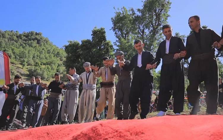 Irak Sınır Muhafızları ve Peşmerge'nin girdiği alana siviller döndü, kutlama yaptı