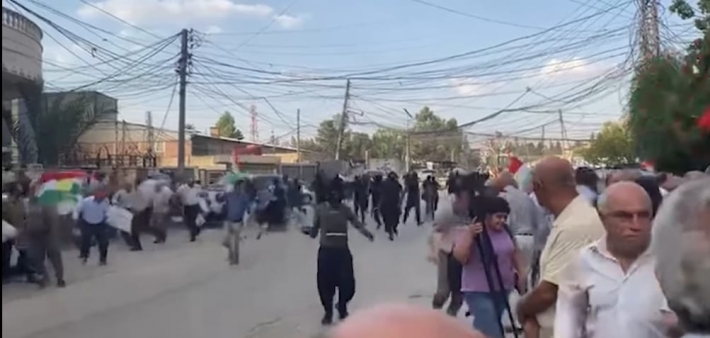 Rojava’da Provokasyon:  PYD milisleri BM binasına bomba atıp, eylem yapan sivillere demirlerle  saldırdı 
