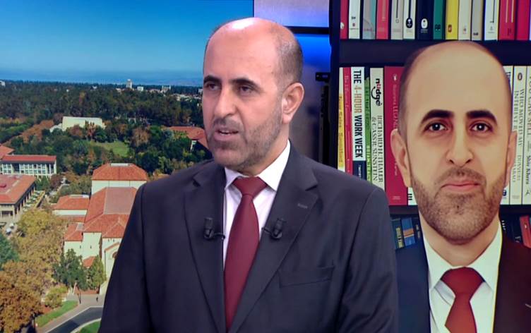 Kürt profesör, ABD'nin prestijli Stanford Üniversitesi tarafından hazırlanan son dünya sıralamasında dünyanın en etkili yüzde 2'lik bilim insanları listesine girmeyi başardı. Soran Üniversitesi Öğretim Üyesi Prof. Dr. Aziz Berzinci, elde ettiği başarı ve buluşları Rûdaw TV'de Hiwa Cemal'ın sunduğu programda değerlendirdi. Dr. Berzinci, "UNICEF verilerine göre dünyada 10 milyon araştırmacı var. Bunların yüzde 2'si 200 bin kişi ediyor ve ben bu 200 bin kişi arasındayım" dedi. Bu unvan için başvuru yapılmadığını, bilim insanlarının Google Scholar profillerindeki veriler üzerinden seçildiğini belirten Kürt profesör, "Seçilenler pratik bilimlerle uğraşmalı ve topluma hizmet eden çalışmalar yapmalı" diye konuştu. Güçlü bir ekiple farklı yöntemler kullanarak, ürettikleri nanoparçacıkları kanser hücrelerini yok etmek için kullandıklarını aktaran Dr. Berzinci, "Bu parçacıklar o kadar küçük ki sadece kanser hücrelerini hedef alıyor, çevredeki sağlıklı hücrelere zarar vermiyor" ifadeleri kullandı. Dr. Berzinci, ekibinin kanserle mücadelede bitkilerden elde edilen nanoparçacıkları kullanan tek ekip olduğunu belirtti. Dünya çapında 5 saygın kurumda üyeliği bulunan Dr. Berzinci, hücrelerin kendi kendini yenilemesi ve nanoparçacıklar aracılığıyla kanser hastaları için yeni tedaviler geliştirmek üzerine çeşitli çalışmalar yürütüyor. Yayımlanan verilere göre, Dr. Berzinci'nin çalışmaları akademik ortamda 2 bin 375 kez atıf almış durumda. Ayrıca, kanser ve nanoteknoloji konulu 27 çalışması dünya çapında kaynak olarak kullanılıyor. En etkili yüzde 2'lik bilim insanı listesi ilan edildikten sonra, Dr. Berzinci, Facebook hesabından yaptığı açıklamada, "Tüm engellere ve zorluklara rağmen, Allah'a şükürler olsun ki bu yıl (2024) da Stanford Üniversitesi beni dünyanın en iyi yüzde 2'lik bilim insanı listesine dahil etti" değerlendirmesinde bulundu.