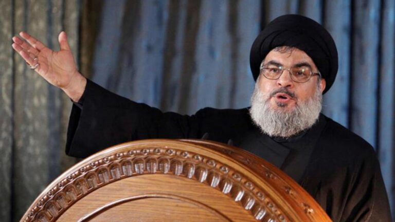 Hizbullah, örgütün lideri Hasan Nasrallah'ın İsrail'in Beyrut'ta düzenlediği saldırıda öldüğünü doğruladı. İsrail, Nasrallah'ın Hizbullah'ın Beyrut'un güneyindeki karargahını hedef alan saldırıda öldürüldüğünü açıklamıştı. Hizbullah'ın yazılı açıklamasınd, "Seyid Hasan Nasrallah, Hizbullah'ın Genel Sekreteri, 30 yıl dolayında önderlik ettiği büyük, ölümsüz şehit yoldaşlarına katıldı" denildi. Nasrallah'la birlikte diğer bazı Hizbullah yetkililerinin de öldürüldüğüne işaret edilen açıklamada, Nasrallah dışındaki isimlere yer verilmedi. İsrail Ordusu'nun X hesabından yapılan açıklamada da "Hasan Nasrallah artık dünyayı terörize edemeyecek" denilmişti. İsrail Genelkurmay Başkanı General Herzi Halevi de, bir video yayımlayıp "Mesaj çok net. İsrail vatandaşlarını tehdit eden herkesi nasıl etkisiz hale getireceğimizi biliyoruz. Kuzeyde, güneyde ve daha uzaklarda" demişti. Ne olmuştu? İsrail, bugün yaptığı açıklamada, Beyrut'un güneyindeki Dahiye'ye gerçekleştirdiği hava saldırısında Hizbullah Genel Sekreteri Hasan Nasrallah'ı öldürdüklerini iddia etmişti. Ordu sözcülüğünden yapılan açıklamada, "Beyrut'un güneyindeki Hizbullah'ın kalesi niteliğindeki Dahiye bölgesine cuma akşamında düzenlenen saldırıda Hizbullah'ın kurucu liderlerinden ve mevcut Genel Sekreteri Nasrallah'ın yanı sıra grubun Güney Komutanı Ali Keraki ve diğer liderlik kadrosunu öldürdük" ifadelerine yer verilmişti. Hasan Nasrallah kimdir? Lübnan Hizbullahı Genel Sekreteri Hasan Nasrallah, 31 Ağustos 1960'da başkent Beyrut'ta dünyaya geldi. Nasrallah, ülkenin güneyinde yer alan Sur kenti sakini babasının iş bulmak için geldiği Beyrut'un kuzeydoğusundaki Burc Hamud bölgesinde doğdu. Lübnan'da iç savaşın başladığı 1975 yılında 15 yaşında olan Nasrallah, ailesiyle birlikte memleketi Sur kentine bağlı el-Bazuriye köyüne döndü ve orada Şiî Emel Hareketi'ne katıldı. Irak ve İran'daki Şii merkezlerindeki "havza" diye adlandırılan okullarda dini eğitim alan Nasrallah, daha sonra Lübnan'a dönerek Emel Hareketi'nin lideri Abbas Musevi'nin kurduğu okulda öğrenim gördü. İsrail'in 1982'de Lübnan'ı işgal etmesinden sonra Hizbullah örgütüne katıldı. Abbas Musevi'nin 1992'de İsrail tarafından öldürülmesinden sonra 12 Şubat 1992'de Hizbullah'ın genel sekreteri seçildi. İsrail - Lübnan Savaşı sırasında 14 Temmuz 2006'da Nasrallah'ın birkaç saat önce ziyaret ettiği büro, İsrail'in attığı bombalarla imha edildi. Ancak Nasrallah, sağ kurtulmayı başardı. Hizbullah'ın 2000 yılında güney Lübnan'ın 22 yıl süren İsrail işgalinden kurtarılmasında ve ardından Temmuz 2006 savaşında İsrail'e karşı oynadığı rol, Nasrallah'a büyük prestij kazandırırken, 2006 Lübnan Savaşı'nın galibi, birçok Orta Doğu ülkesinde Hizbullah olarak görüldü. Nasrallah ayrıca Lübnanlı ve Arap esirler ile İsrail tarafından alıkonulan direnişçilerin cesetlerinin iade edilmesi için takas anlaşması yapılmasında da önemli bir rol oynadı. Hamasetli konuşmaları ve güçlü kişiliği, Arap ve İslam dünyasında kendisine popülerlik kazandıran faktörler olurken, konuşmaları geniş yankı ve ilgi gördü. 2011'de patlak veren Suriye devriminin bastırılmasında Hizbullah, Beşşar Esad rejiminin yanında yer aldı. Hamas'ın silahlı kanadı İzzeddin el-Kassam Tugaylarının, "Filistinlilere ve başta Mescid-i Aksa olmak üzere kutsal değerlere yönelik sürekli ihlallere karşılık verme" gerekçesiyle İsrail'e 7 Ekim 2023'te kapsamlı saldırı düzenlemesi üzerine Nasrallah'ın adı tekrar gündeme geldi. Nasrallah, Filistin direnişini desteklemek için Lübnan'ın güneyinde İsrail'e karşı bir cephe açıldığını duyurdu ve bu cephenin Gazze'deki savaş bitene kadar sakinleşmeyeceğini birçok konuşmasında söyledi. Bununla birlikte Nasrallah açılan bu cephenin Filistin’e destek cephesi olduğunu vurgulayarak, İsrail’le topyekün bir savaşa girmek istemediklerini ima etti.