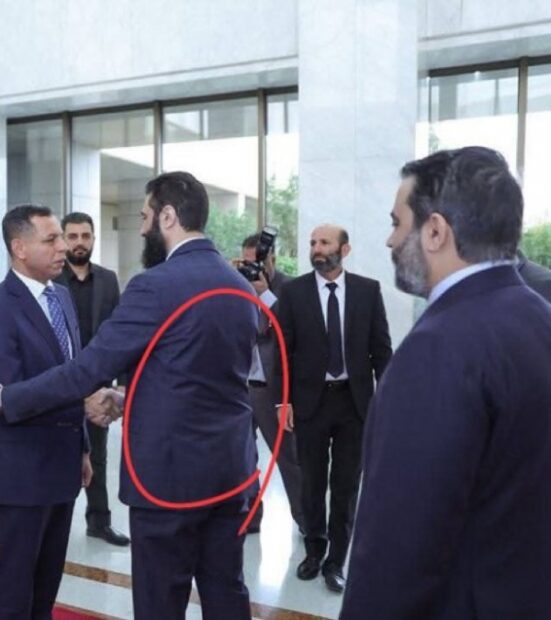 Suriye’nin yeni lideri Şara Irak heyeti ile konuşunda belinde tabanca taşıyordu
