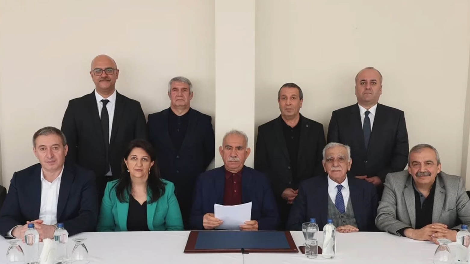 Öcalan'ın mesajı: "Tüm gruplar silah bırakmalı ve PKK kendini feshetmeli"