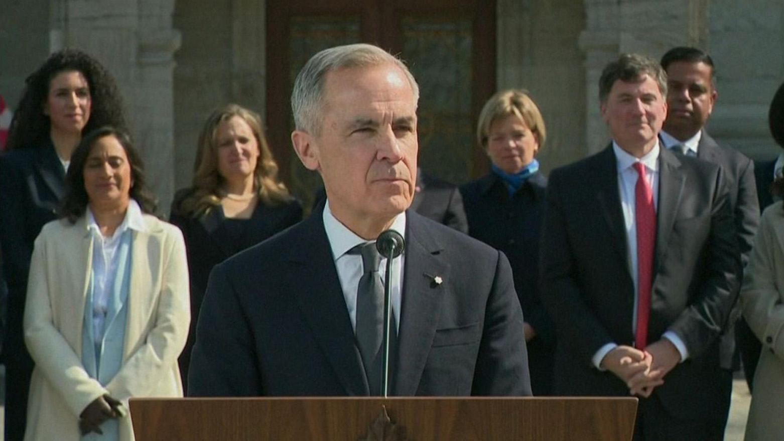Kanada'nın yeni Başbakanı Mark Carney, Kanada'nın "asla" ABD'nin bir parçası olmayacağını belirterek, "Amerika, Kanada değil." dedi. Carney, ülkenin yeni başbakanı olarak göreve resmen başlaması nedeniyle başkent Ottawa'da yapılan törenin ardından ilk açıklamasını yaparak, basın mensuplarının sorularını cevapladı. ABD Başkanı Donald Trump'ın, 51. eyalet olmaları teklifi sorusunu Carney, "Şahsen ben açık sözlüydüm. Arkamdaki bakanlar, kendilerine sorulduğunda asla, hiçbir şekilde ve biçimde ABD'nin bir parçası olmayacağımızı açıkça belirttiler." şeklinde yanıtladı. "Amerika, Kanada değil." diyen Carney, Kanada'nın temel olarak, ABD'den "çok farklı bir ülke" olduğunu vurguladı. Carney bir soru üzerine, Trump ile görüşmek için "hiçbir planı" olmadığını ancak onunla konuşmayı "sabırsızlıkla beklediğini" dile getirdi. -Justin Trudeau'nun koltuğunu devraldı 2015'ten bu yana başbakanlığı üstlenen Justin Trudeau, 14 Mart’ta görevinden resmen istifa ederek 37 üyeli kabinesini feshetmişti. Ekonomist Carney, Trump'ın gümrük vergileri ve tehditleri nedeniyle artan gerginlik üzerine görevinden ayrılan eski Başbakan Justin Trudeau'nun yerini aldı. Carney'in, parlamento bu ayın sonunda yeniden açılmadan önce federal seçim çağrısı yapması ve Kanadalıların en erken nisan ayı sonlarında sandık başına gitmesi bekleniyor.