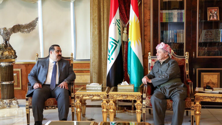 Başkan Mesud Barzani ve Azim Koalisyonu Başkanı Musenna Samarrayi, Kürdistan Bölgesi ile Federal Irak Hükümeti arasındaki sorunları görüştü. Başkan Barzani, 12 Haziran 2025 Perşembe günü, Selahaddin’de, Azim Koalisyonu Başkanı Samarrayi'yi kabul etti. Barzani'nin Ofisinden yapılan açıklamaya göre görüşmede, Irak'taki son gelişmeler ele alınarak, ortaklık, denge ve anayasaya uyma gerekliği vurgulandı. Görüşmede ayrıca Kürdistan Bölgesi ile Irak Federal Hükümeti arasındaki sorunlar ele alındı.