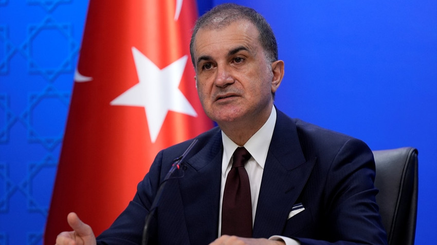 AK Parti Sözcüsü Ömer Çelik, "Üç ana kategoride silahsızlanmanın ve feshin söz konusu olması var. Bu üç kategori zaten Irak'taki PKK, Suriye'deki SDG, PYD, İran'daki PJAK yapılanması. Bir de illegalite düzeyinde Türkiye'de, Avrupa'da, başka yerlerde örgütlenmiş ideolojik ve finansmanla ilgili olarak, KCK yapılanması çerçevesinde. Bütün bu sürecin nihayetlenmesi, sona ermesi gerekiyor” dedi. AK Parti Genel Başkan Yardımcısı ve Parti Sözcüsü Ömer Çelik, TV100 canlı yayınında gündeme ilişkin soruları yanıtladı ve açıklamalarda bulundu. “Bu artık bir devlet projesidir” MHP Genel Başkanı Devlet Bahçeli'nin PKK lideri Abdullah Öcalan’a yaptığı çağrı ardından örgütün silah bırakması ve feshedilmesiyle devam eden sürece değinen Çelik, "Siyasi hayatımızda bir müddet tartışıldıktan sonra, Sayın Cumhurbaşkanımızın doğrudan devlet kurumlarına sürecin yürütülmesiyle ilgili verdiği talimatlar çerçevesinde bu artık bir devlet projesidir. Yani devletin başı olarak Cumhurbaşkanımız devlet kurumlarına, hükümete bu talimatı vermiştir" ifadelerini kullandı. PKK'nin silah bırakma sürecinin önemli bir adım olduğunu ve silahsızlanma ile örgütün feshinin Süleymaniye civarında gerçekleşeceğini belirten Çelik, "Üç ana kategoride silahsızlanmanın ve feshin söz konusu olması var. Bu üç kategori zaten Irak'taki PKK, Suriye'deki SDG, PYD, İran'daki PJAK yapılanması. Bir de illegalite düzeyinde Türkiye'de, Avrupa'da, başka yerlerde örgütlenmiş ideolojik ve finansmanla ilgili olarak, KCK yapılanması çerçevesinde. Bütün bu sürecin nihayetlenmesi, sona ermesi gerekiyor” diye konuştu. “Mevcut kanunlarımızda da bir sürü düzenleme var” Çelik, silah bırakan PKK’lilerin akıbetinin ne olacağına ilişkin soruya şu yanıtı verdi: "Suça karışmamış olanlar, suça karışmış olanlarla ilgili mevcut kanunlarımızda da bir sürü düzenleme var. Aslında halen işleyen mekanizmalar var. Bir çatışma sırasında bile ya da herhangi bir yeri kuşattığı zaman Türk Silahlı Kuvvetleri teslim ol çağrısı yapıyor. Daha sonra bunların teslim olmasıyla ilgili birtakım mekanizmalar var. Nihayetinde de zaten bu fesih sürecinin ve bahsettiğimiz o silah bırakma sürecinin ihtiyaç duyduğu yeni düzenlemeler varsa Meclis'teki komisyon tabii ki buna, bunun için, buna pusula olacaktır, buna zemin hazırlayacaktır, buna dayanak oluşturacaktır. O komisyonun gündemine bağlı olarak gelişecek." Çelik, PKK lideri Abdullah Öcalan’ın videolu mesajına yönelik eleştirilere, "Burada terör örgütünün silah bırakmasıyla ilgili devlet kendi elindeki hukuki mekanizmaları kullanıyor. Sonuç olarak bütün bu süreçlerin yürütülmesinde Adalet Bakanlığının verdiği kararlarda, Milli İstihbarat Teşkilatının yürüttüğü faaliyetlerde, Türk Silahlı Kuvvetlerinin yürüttüğü mücadelede temel zemin, İçişleri Bakanlığının mücadelesinde temel zemin nedir? Zaten hukuk sistemimizdir, anayasal düzenimizdir" yanıtını verdi. Ömer Çelik, "Sonuçta bütün bu fesih ve silah bırakma sürecinin yürütüleceği, konuların tartışılacağı, zeminin oluşturulacağı yerin nihayetinde komisyonu da yüce Meclis'in içerisinde kurulacaktır” dedi. Farklı ülkelerdeki süreçlere de değinen Çelik, "üçüncü göz"lerin devreye girdiği değerlendirmesinde bulunarak, "Şu anda bizim yürüttüğümüz süreçte üçüncü bir göz yok. Yani doğrudan Türkiye Cumhuriyeti Devleti'nin gözleri bunu görecek, raporlayacak ve Sayın Cumhurbaşkanımıza arz edecekler. Devlet mekanizması da bunu bu şekilde değerlendirecek. Dolayısıyla burada her şey milletimizin gözü önünde gerçekleşecek" ifadelerini kullandı. Çelik, Türkiye'nin sivil anayasa ihtiyacının, ülkenin her meselesiyle ilgili olarak birçok alanda gündeme geldiğine işaret ederek, "Türkiye Yüzyılı dediğimiz bu çerçevede, Türkiye'nin bunu yeni ve sivil iradeyle gerçekleşmiş bir anayasa ile kucaklaması lazım. Nihayetinde bu teşkilat-ı esasiye dediğimiz devlet hayatının esasını oluşturan bir metindir ve millet iradesinin önümüzdeki on yılları, önümüzdeki yüzyılı nasıl bir çerçevede karşılayacağı ve taşıyacağıyla ilgili bir metindir" diye konuştu. “Umarız, bütün siyasi partiler gereken katkıyı verirler" Çelik, PKK’nin feshi ve silahların bırakılması süreciyle ilgili kurulması planlanan komisyona yönelik soruya "Diğer alanlarla ilgili Meclis'te başka komisyonlar var zaten. Yani Anayasa Komisyonu var, başka komisyonlar var. Dolayısıyla bu komisyonun varlık sebebi terör örgütünün silah bırakması ve feshi ile ilgili sürecin yürütülmesi bakımından gerekli gerekenleri yapmaktır. Meclis başkanımız, bir toplantı yaptı. Dolayısıyla yakın zamanda kurulacağını değerlendiriyorum. Umarız, bütün siyasi partiler gereken katkıyı verirler” yanıtını verdi. Çelik, "süreç konusunda siyasi partiler arasında bütünlük sağlanıp sağlanamayacağına yönelik soruya, şu yanıtı verdi: "Terör meselesi, Türkiye'nin en önemli meselelerinden birisidir. Komisyonu protesto etmek,'Biz bu komisyonda bulunamayacağız' demek politik açıdan doğru tutum değil. Esas muhalefetin, içerik üzerinden yapılması lazım.'İktidara karşı olduğum için iktidarın getirdiği her şeye de karşıyım', bu siyaset değildir. Herkes terör yükünden Türkiye'nin kurtulmasını ister. Ve bu noktaya dönük olarak da herkesin ortaya koyacağı yol haritasının kıymetle dinlenilmesi lazım. Suça karışmış, suça karışmamış ya da şu pozisyonda, bu örgütün feshedilmesi ve silahların bırakılmasıyla ilgili ihtiyaç duyulan düzenleme söz konusu olduğunda komisyon özgür bir biçimde bunu tartışacak ve bununla ilgili bir yol haritası oluşturmaya çalışacak. Yani burada her siyasi partinin farklı görüşleri olabilir, farklı teklifleri olabilir. Onu komisyon aşamasında göreceğiz." “Kapsamlı ve derinlikli bir konuşma olacak" Ömer Çelik, gelinen noktada fesih ve silah bırakma sürecinin ilk aşamasının gerçekleşmesinin çok yeni sayfaların açılmasına imkan sağlayacağını kaydetti. Cumhurbaşkanı Recep Tayyip Erdoğan'ın, cumartesi yapacağı açıklamaya ilişkin soruya Çelik, "Kapsamlı bir kamp hazırlığı yapıldı. Hemen hemen bütün konular yani bu iç politikaya ve dış politikaya dahil bütün konular ele alınacak. Silah bırakmanın gerçekleşmesi halinde Cumhurbaşkanımız, kamp açılışında geleneksel olarak yaptığı konuşmayla bu gelinen noktaya ve bundan sonrası ile ilgili ilk konuşmasını yapacak. Bu kapsamlı ve derinlikli bir konuşma olacak” ifadelerini kullandı.