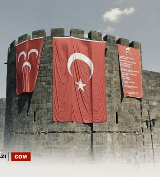 1975’te Diyarbakır’a giremeyen MHP’nin bayrakları 2025 yılında Diyarbakır Surlarında