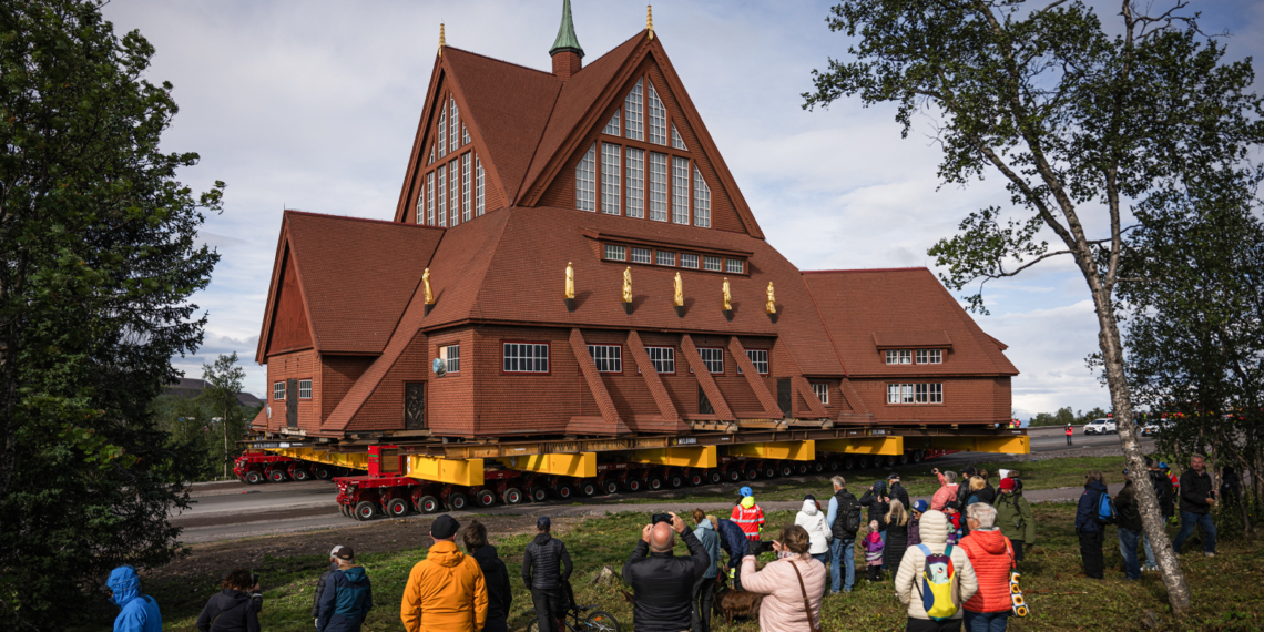 İsveç’te 113 yıllık kilise tekerlekler üzerinde 5 Km taşındı