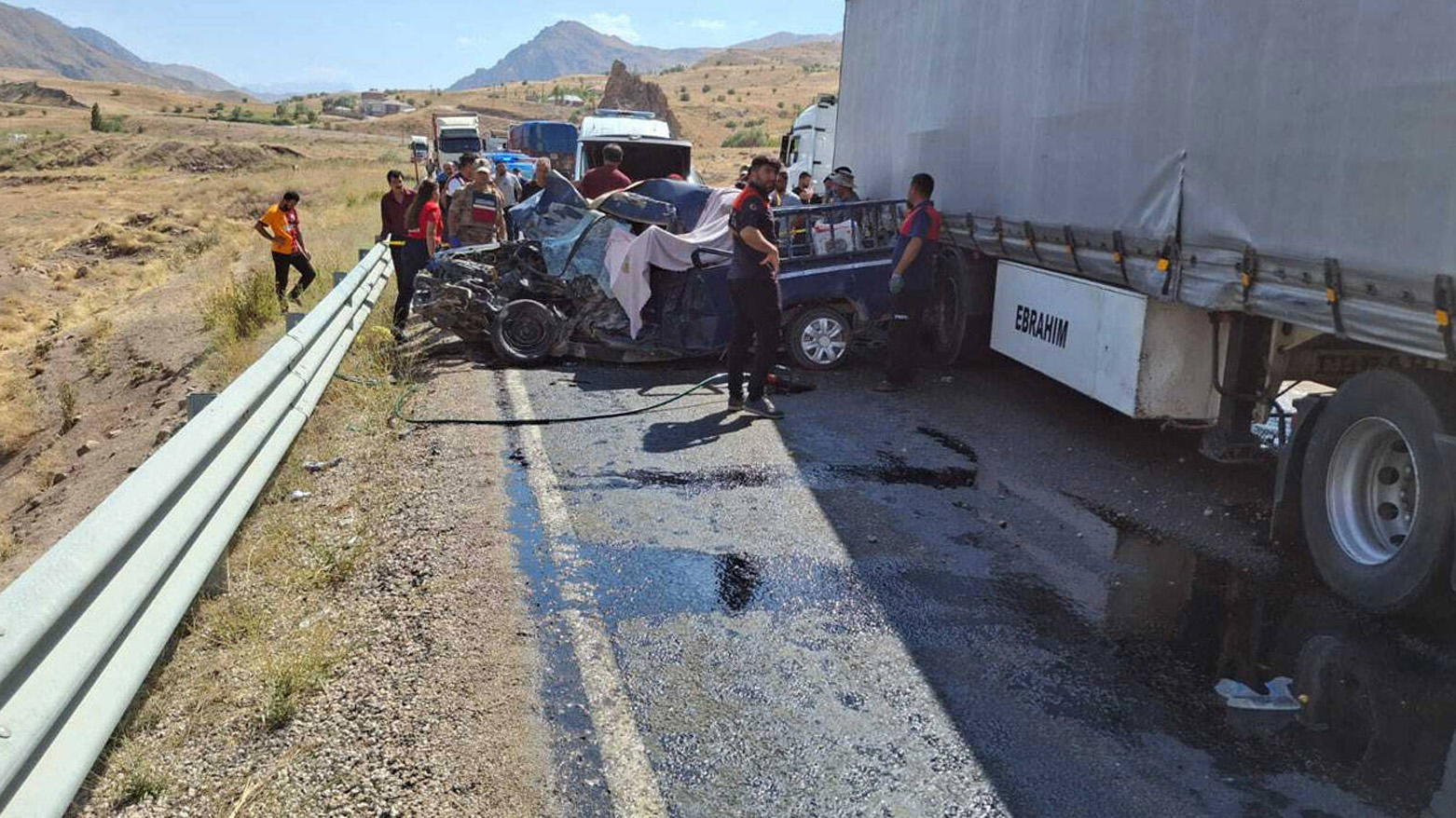 Hakkari’deki kazada hayatını kaybeten Sultanoğlu ailesi toprağa verildi