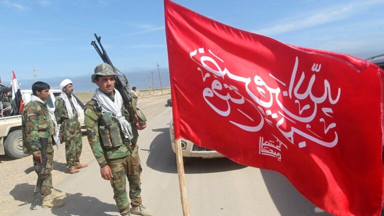 Haşdi Şabi komutanı, ABD’nin yakında Haşdi Şabi komutan ve liderlerine karşı bir suikast kampanyası başlatacağını açıkladı. One News Irak’a konuşan ismi açıklanmayan komutan, bu tehdidin, Irak ve Lübnan hükümetlerinin milisleri bastırma girişimlerine yanıt olarak, Iraklı milisler ile Lübnan Hizbullahı arasındaki belirsiz bir anlaşmanın sonucu olduğunu söyledi. Komutan, Haşdi Şabi güçlerinin yüksek alarma geçtiğini ve liderlerine yapılacak herhangi bir saldırının ciddi bir çatışmaya yol açabileceğini vurguladı. Milisler, bastırma girişimlerini “direnişin hedef alınması” olarak görüyor ve reddediyor. Aynı zamanda ABD, Irak’taki Ayn el Esad ve Victoria üslerinden askerlerini çekerek Erbil, Kuveyt ve Ürdün’e sevk etti. Bu adımın, Bağdat ve Washington arasındaki anlaşmalar çerçevesinde önümüzdeki ay başlatılacak bir operasyonun hazırlığı olduğu belirtiliyor.