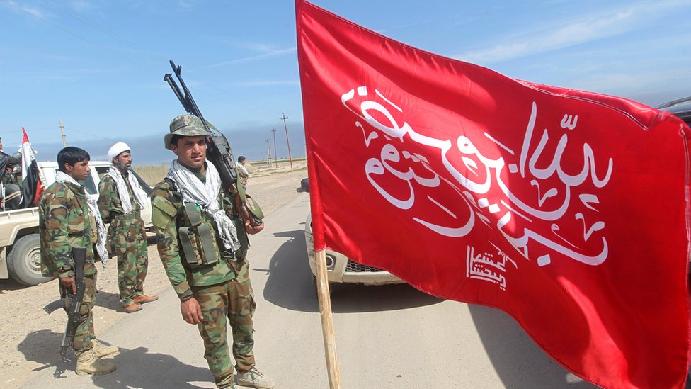 Haşdi Şabi komutanı, ABD’nin yakında Haşdi Şabi komutan ve liderlerine karşı bir suikast kampanyası başlatacağını açıkladı. One News Irak’a konuşan ismi açıklanmayan komutan, bu tehdidin, Irak ve Lübnan hükümetlerinin milisleri bastırma girişimlerine yanıt olarak, Iraklı milisler ile Lübnan Hizbullahı arasındaki belirsiz bir anlaşmanın sonucu olduğunu söyledi. Komutan, Haşdi Şabi güçlerinin yüksek alarma geçtiğini ve liderlerine yapılacak herhangi bir saldırının ciddi bir çatışmaya yol açabileceğini vurguladı. Milisler, bastırma girişimlerini “direnişin hedef alınması” olarak görüyor ve reddediyor. Aynı zamanda ABD, Irak’taki Ayn el Esad ve Victoria üslerinden askerlerini çekerek Erbil, Kuveyt ve Ürdün’e sevk etti. Bu adımın, Bağdat ve Washington arasındaki anlaşmalar çerçevesinde önümüzdeki ay başlatılacak bir operasyonun hazırlığı olduğu belirtiliyor.