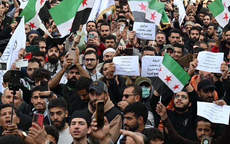 Suriye'de gösterilerde Kürtlere karşı ırkçı sloganlar atıldı