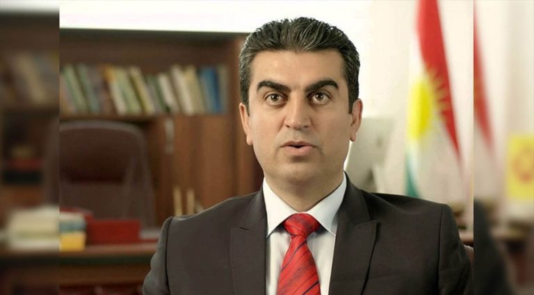 Irak Parlamentosu’nun 6. yasama dönemi ilk oturumunda, Parlamento İkinci Başkan Yardımcılığı koltuğu için yapılan seçimlerin galibi KDP adayı Ferhad Etruşi oldu. Üç tur süren oylama maratonunun sonunda Etruşi, salt çoğunluğu elde ederek göreve getirildi. Irak Parlamentosu’nda bugün Parlamento Başkanı ve yardımcılarının seçilmesi için yoğun bir mesai harcandı. Sünni ve Şii kanattaki seçimlerin ardından, Kürt partilerine ayrılan İkinci Başkan Yardımcılığı koltuğu için yapılan oylama üç tura yayıldı. Üçüncü turda gelen zafer İlk iki turda Kürdistan Demokrat Partisi’nin (KDP) adayı Şaxewan Abdullah ile bağımsız aday Rebwar Kerim arasında geçen yarışta hiçbir aday salt çoğunluğa (165 oy) ulaşamadı. Üçüncü turda KDP, aday değişikliğine giderek Ferhad Etruşi’yi aday gösterdi. 294 milletvekilinin katıldığı üçüncü tur oylama sonucunda Ferhad Etruşi 178 oy, Rebwar Kerim ise 104 oy aldı. 12 oy da geçersiz sayıldı. Bu sonuçla 178 milletvekilinin desteğini alan Ferhad Etruşi, Irak Parlamentosu’nun yeni İkinci Başkan Yardımcısı oldu. Akademisyenlikten siyasete: Ferhad Etruşi kimdir? Irak Parlamentosu’nun yeni İkinci Başkan Yardımcısı seçilen Ferhad Etruşi, hem akademik hem de siyasi kariyeriyle dikkat çeken bir isim. Etruşi 1976 yılında Duhok’ta dünyaya geldi. Uluslararası Hukuk alanında Doktora (PhD) derecesine sahip. Siyasete girmeden önce Duhok Üniversitesi’nde öğretim üyesi olarak görev yaptı. Kürdistan Demokrat Partisi (KDP) üyesi olan Etruşi, 2010-2014 yılları arasında Irak Parlamentosu’nda milletvekilliği ve Hukuk Komisyonu üyeliği yaptı. Etruşi 2014-2020 yılları arasında Duhok Valisi olarak görev yaptı. Ferhad Etruşi’nin seçilmesiyle birlikte, Irak Parlamentosu’nun yeni dönem başkanlık divanı şekillenmiş oldu.