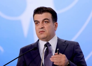Kürdistan Bölgesi Hükümet Sözcüsü Peşewa Hewramani, Kürdistan Bölgesi Hükümetinin silah gönderme meselesiyle hiçbir ilgisinin olmadığını, bu bilmecenin cevabının sadece ABD yönetiminde olduğunu söyledi. Peşewa Hewramani, bugün BBC Farsça kanalına verdiği röportajda, Washington yönetiminin Kürtlere silah gönderdiği iddialarına ilişkin açıklama yaptı. Kürdistan Bölgesi Hükümetinin silah gönderme meselesiyle hiçbir ilgisinin olmadığını vurgulayan Hewramani, "Kürtlere silah gönderilmesi bilmecesinin cevabı yalnızca ABD yönetimindedir." dedi. Hewramani ayrıca ABD yönetiminin Kürtlere nerede, ne zaman, nasıl ve ne kadar silah verdiğini açıklaması ve duyurması gerektiğini vurguladı.
