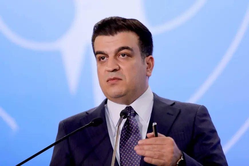 Kürdistan Bölgesi Hükümet Sözcüsü Peşewa Hewramani, Kürdistan Bölgesi Hükümetinin silah gönderme meselesiyle hiçbir ilgisinin olmadığını, bu bilmecenin cevabının sadece ABD yönetiminde olduğunu söyledi. Peşewa Hewramani, bugün BBC Farsça kanalına verdiği röportajda, Washington yönetiminin Kürtlere silah gönderdiği iddialarına ilişkin açıklama yaptı. Kürdistan Bölgesi Hükümetinin silah gönderme meselesiyle hiçbir ilgisinin olmadığını vurgulayan Hewramani, "Kürtlere silah gönderilmesi bilmecesinin cevabı yalnızca ABD yönetimindedir." dedi. Hewramani ayrıca ABD yönetiminin Kürtlere nerede, ne zaman, nasıl ve ne kadar silah verdiğini açıklaması ve duyurması gerektiğini vurguladı.
